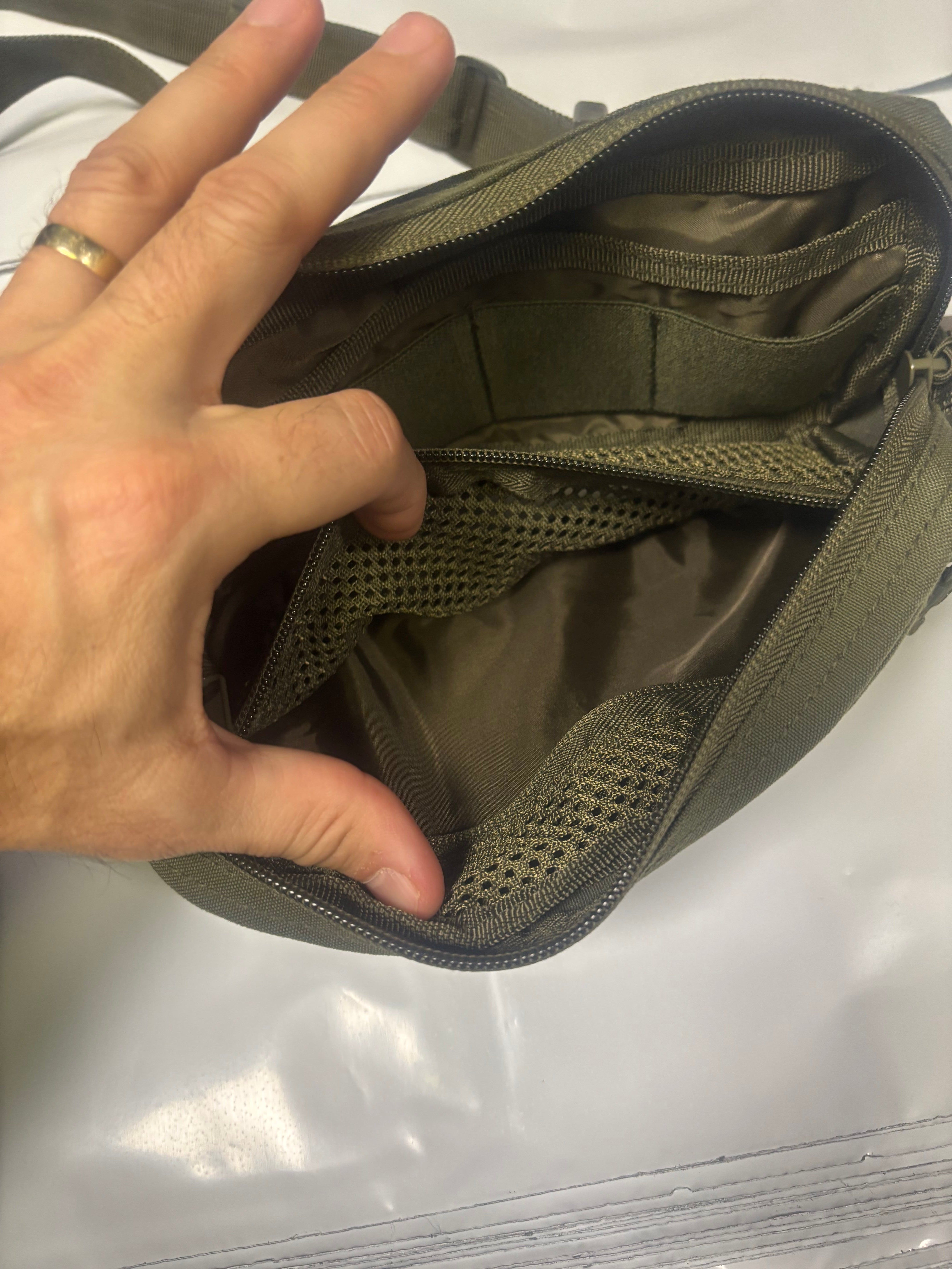 Borsetă Neagră cu sistem MOLLE – tactică și practică