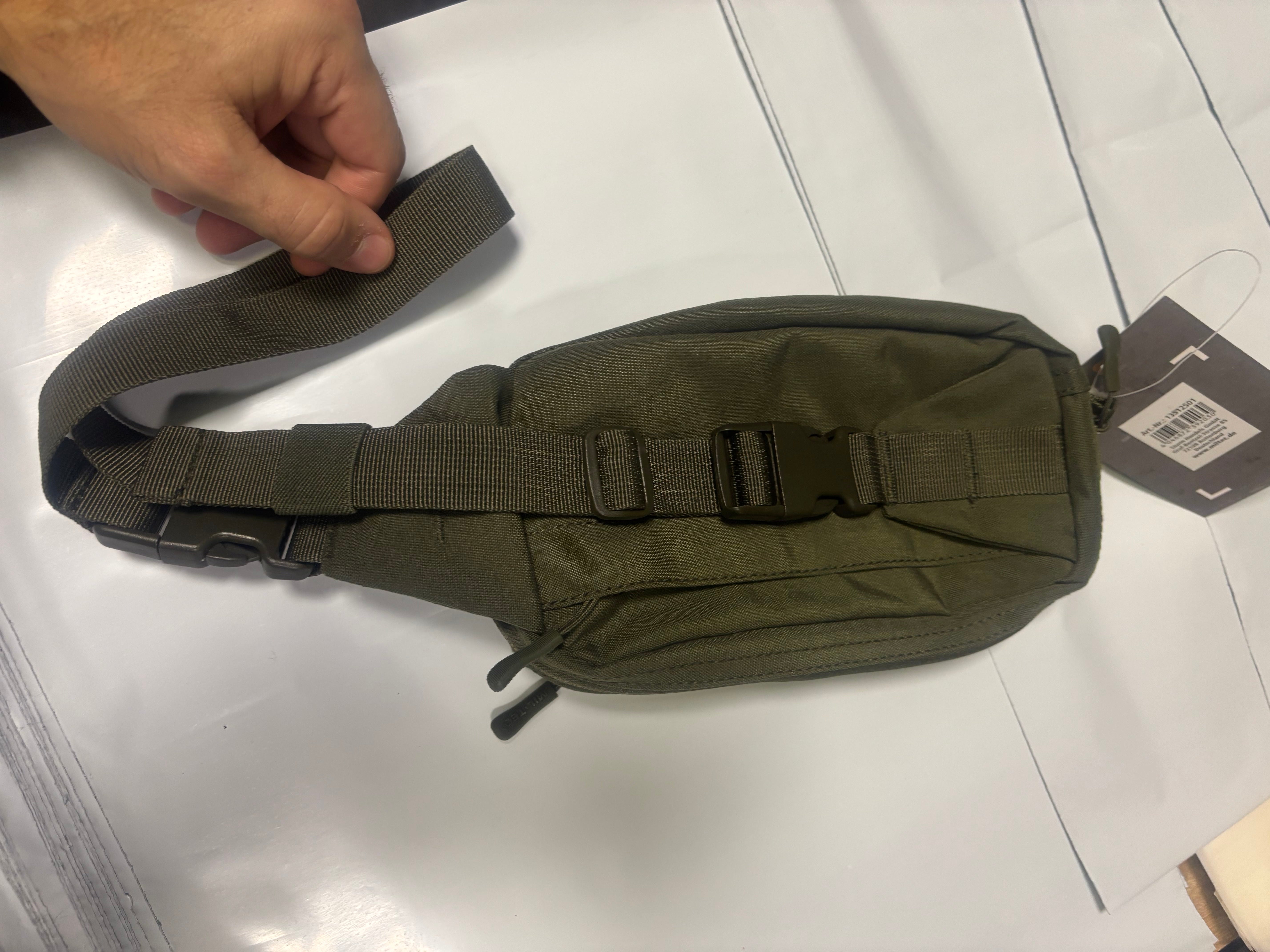 Borsetă Neagră cu sistem MOLLE – tactică și practică
