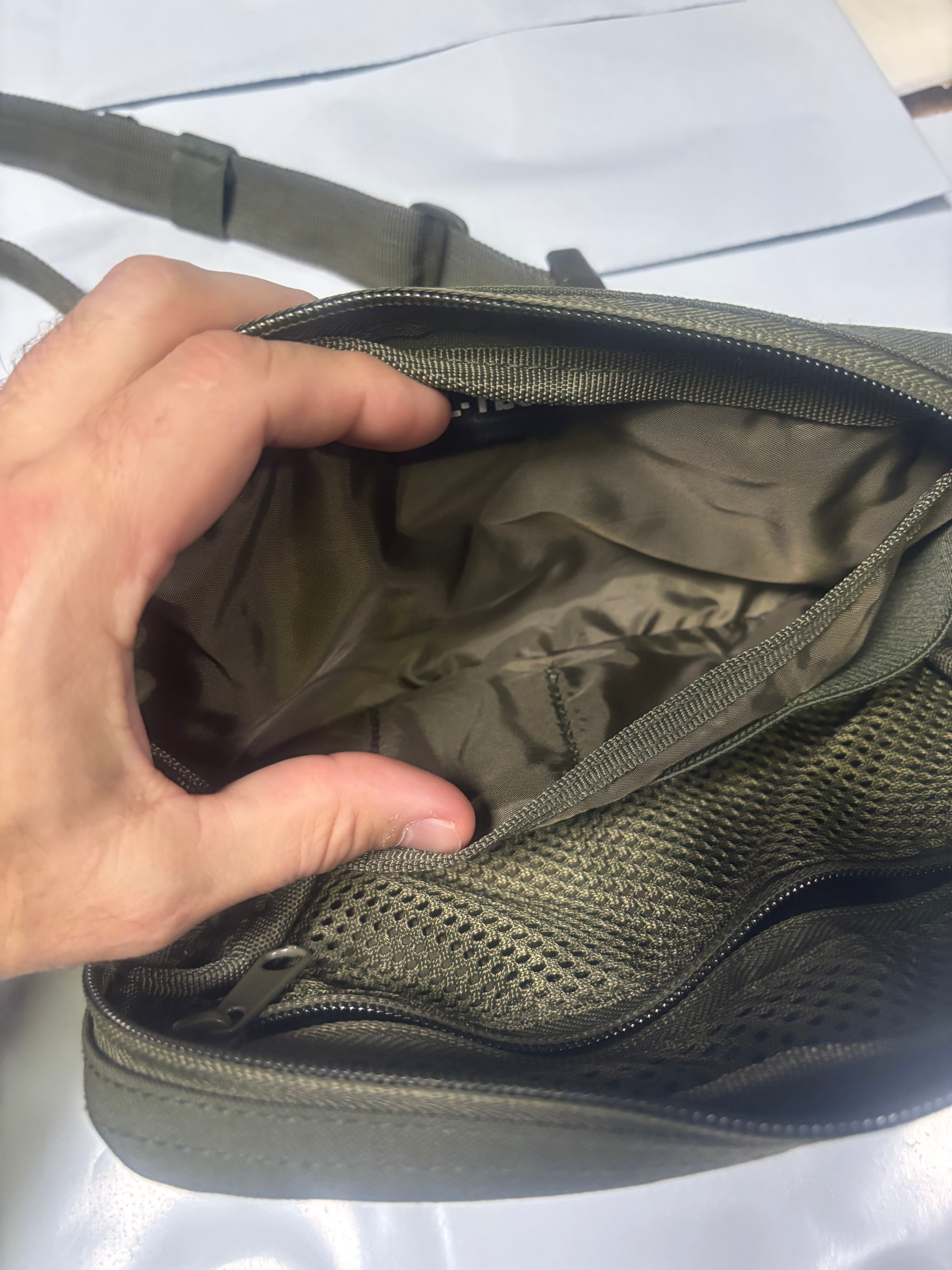 Borsetă Oliv cu sistem MOLLE – tactică și practică