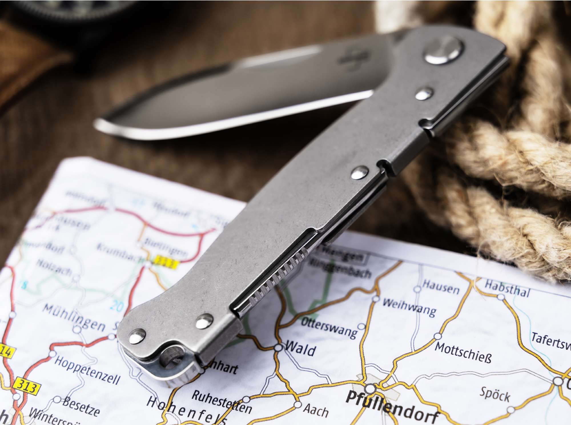 Briceag Böker Plus Atlas Backlock Droppoint – Cuțit EDC Compact, Versatil și Fiabil