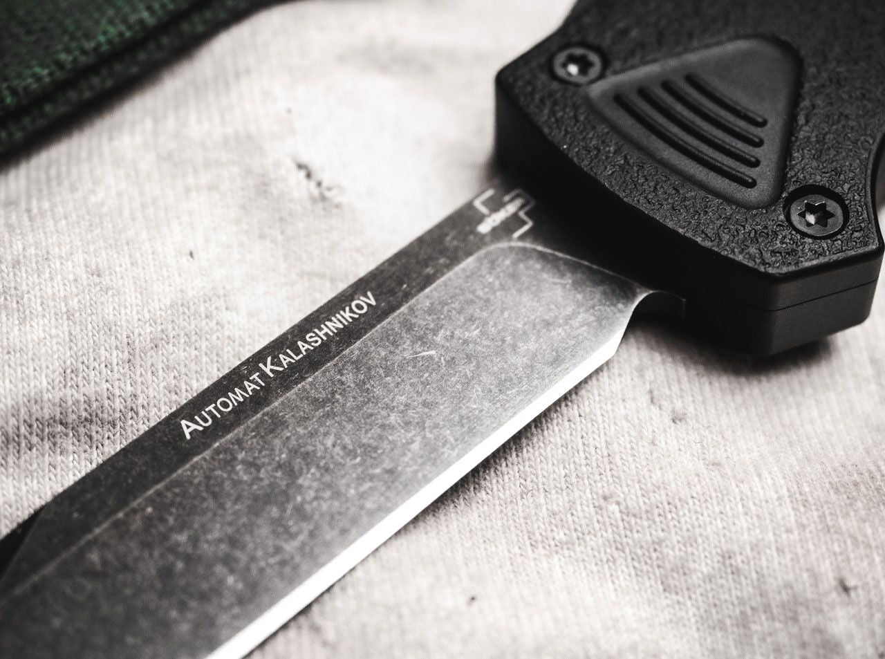 Briceag Böker Plus Kalashnikov OTF Bowie Böker- Lama D2 Stonewash, Prindere Sigura