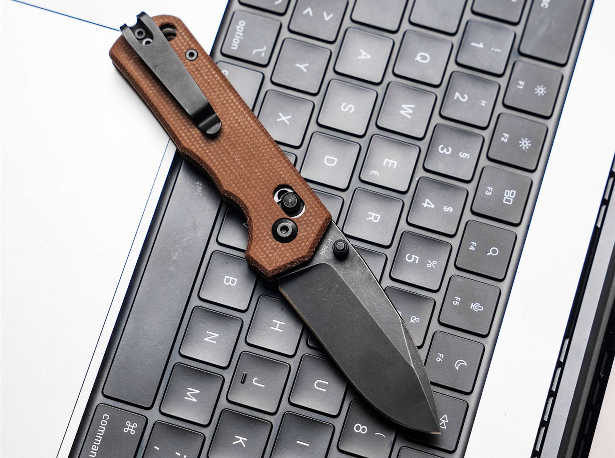 Briceag Böker Plus Rockstub Brown Micarta 2.0 – Cuțit EDC Compact 14C28N cu Crossbar Lock