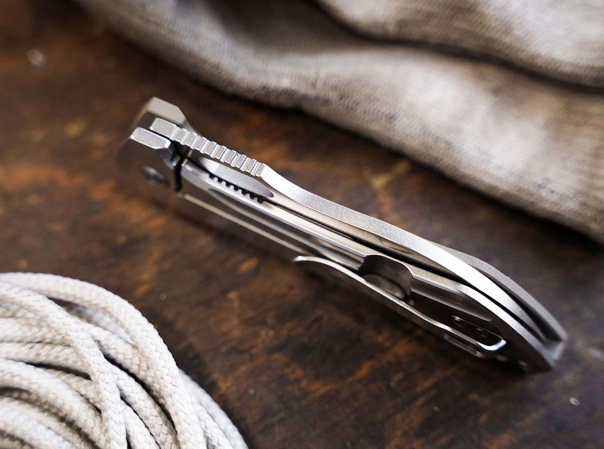 Briceag Böker Plus Swoopy – Cuțit EDC Modern, Ergonomic și Precis