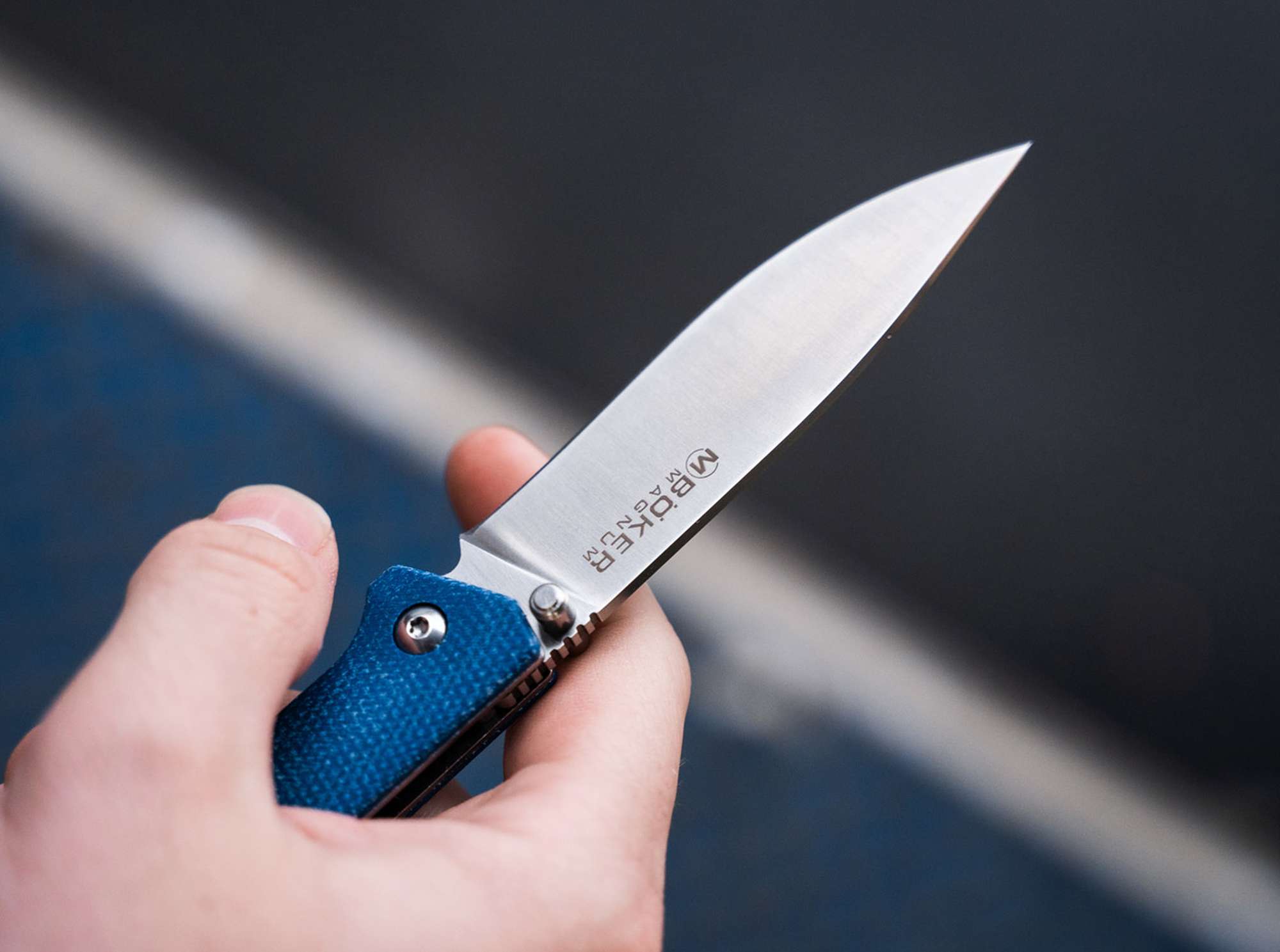 Briceag Magnum Deep Blue Canvas – Cuțit EDC Modern, Ușor și Elegant