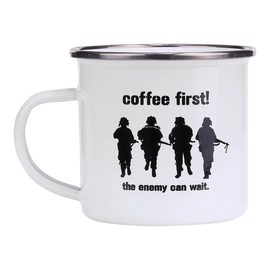 Cană Emaille Coffee First! Alb Fostex - Ritualul Tău Tactic de Dimineață