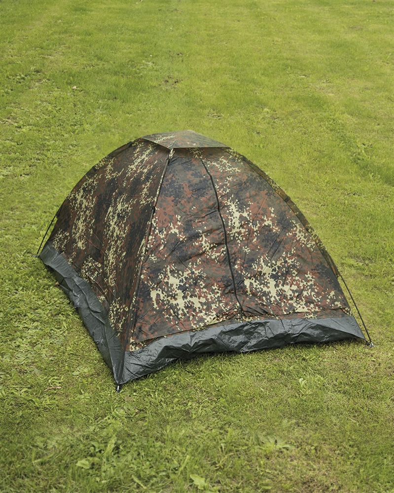 Cort Mil-Tec Iglu Standard Flecktarn – montat în teren, pe iarbă