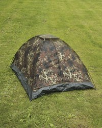 Cort Mil-Tec Iglu Standard Flecktarn – montat în teren, pe iarbă