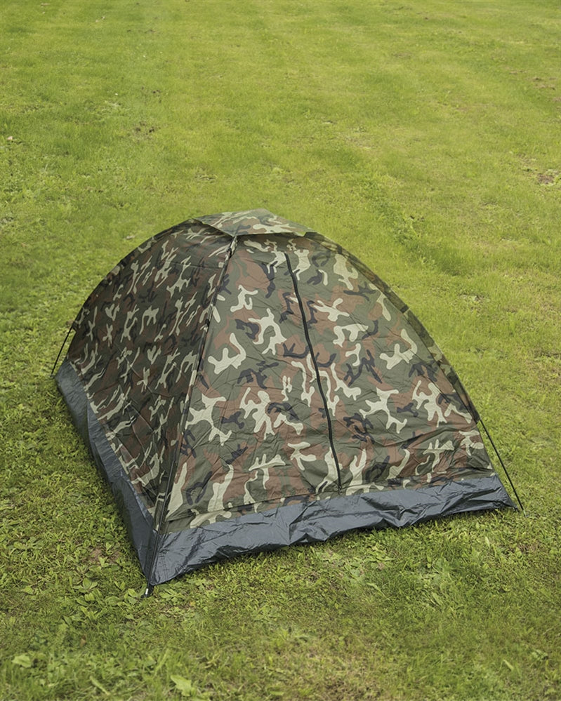 Cort Mil-Tec Iglu Standard Woodland – montat în teren, pe iarbă
