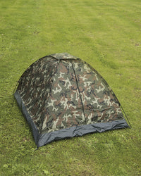 Cort Mil-Tec Iglu Standard Woodland – montat în teren, pe iarbă
