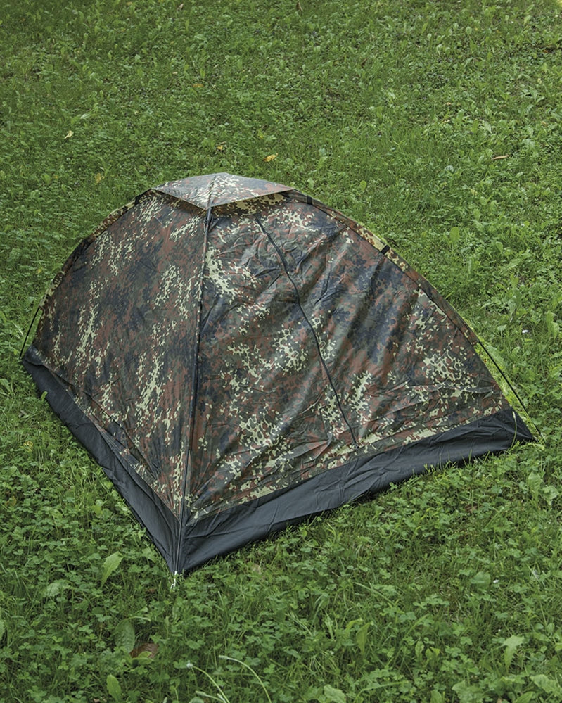 Cort Mil-Tec Iglu Super Flecktarn – montat în teren, pe iarbă