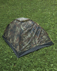 Cort Mil-Tec Iglu Super Flecktarn – montat în teren, pe iarbă