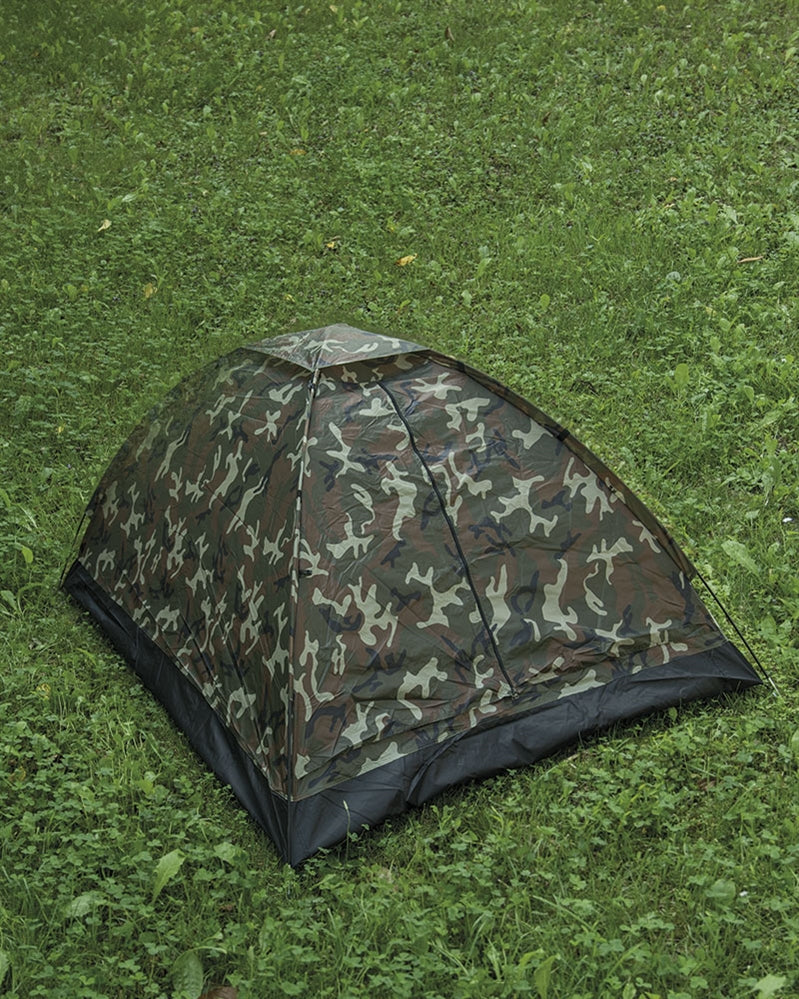 Cort Mil-Tec Iglu Super Woodland – montat în teren, pe iarbă