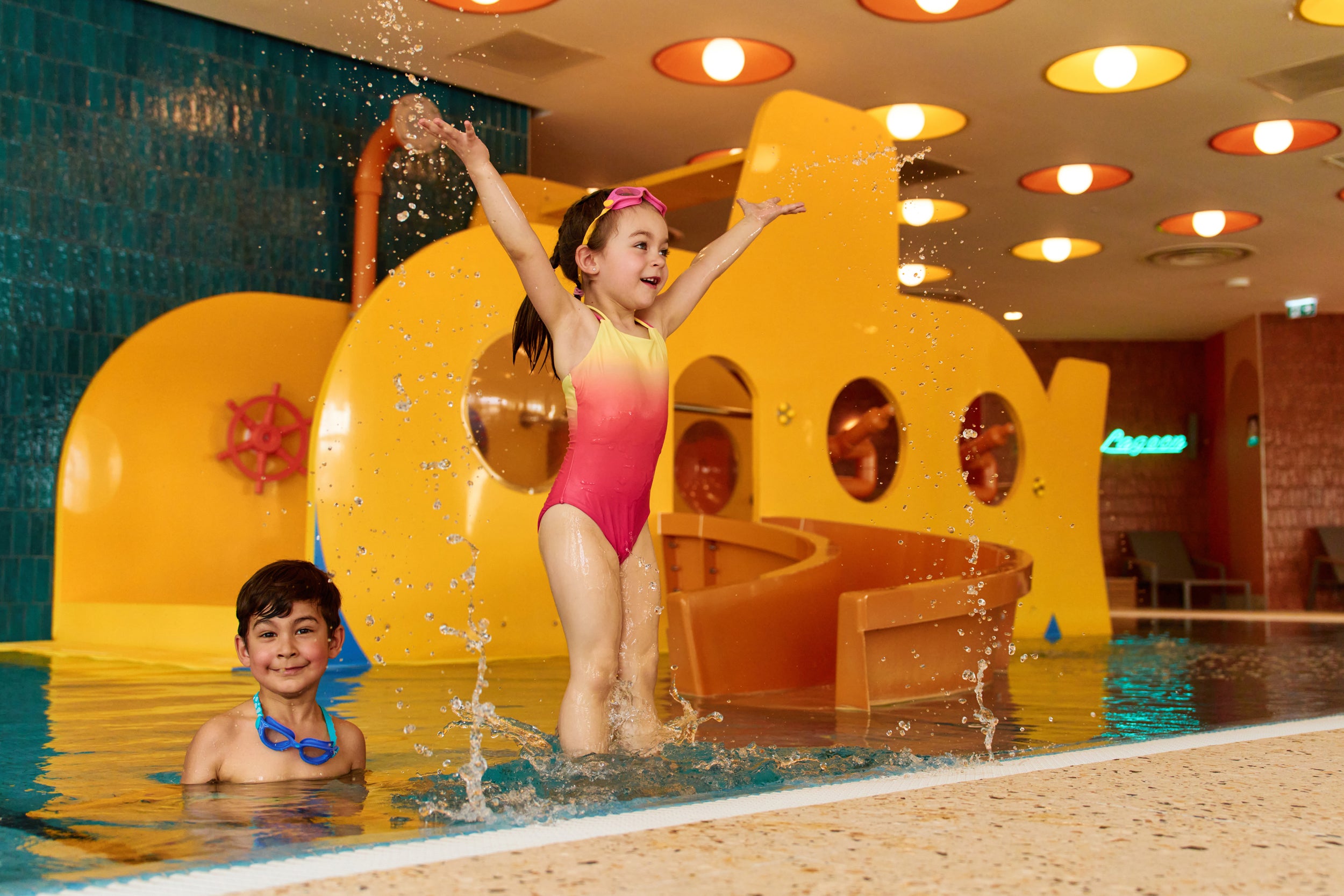 Costum de Baie Copii HARMA KIDS AQUAWAVE - Elastic, Rezistent Clor/UV - 8