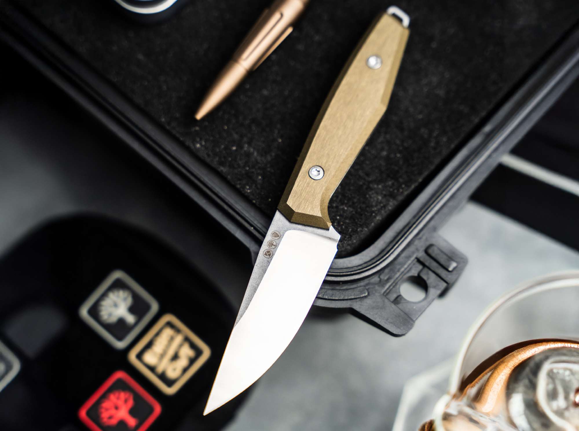 Cuțit Böker Daily Knives AK1 Droppoint MagnaCut Gold – Compact, Premium și Extrem de Performant
