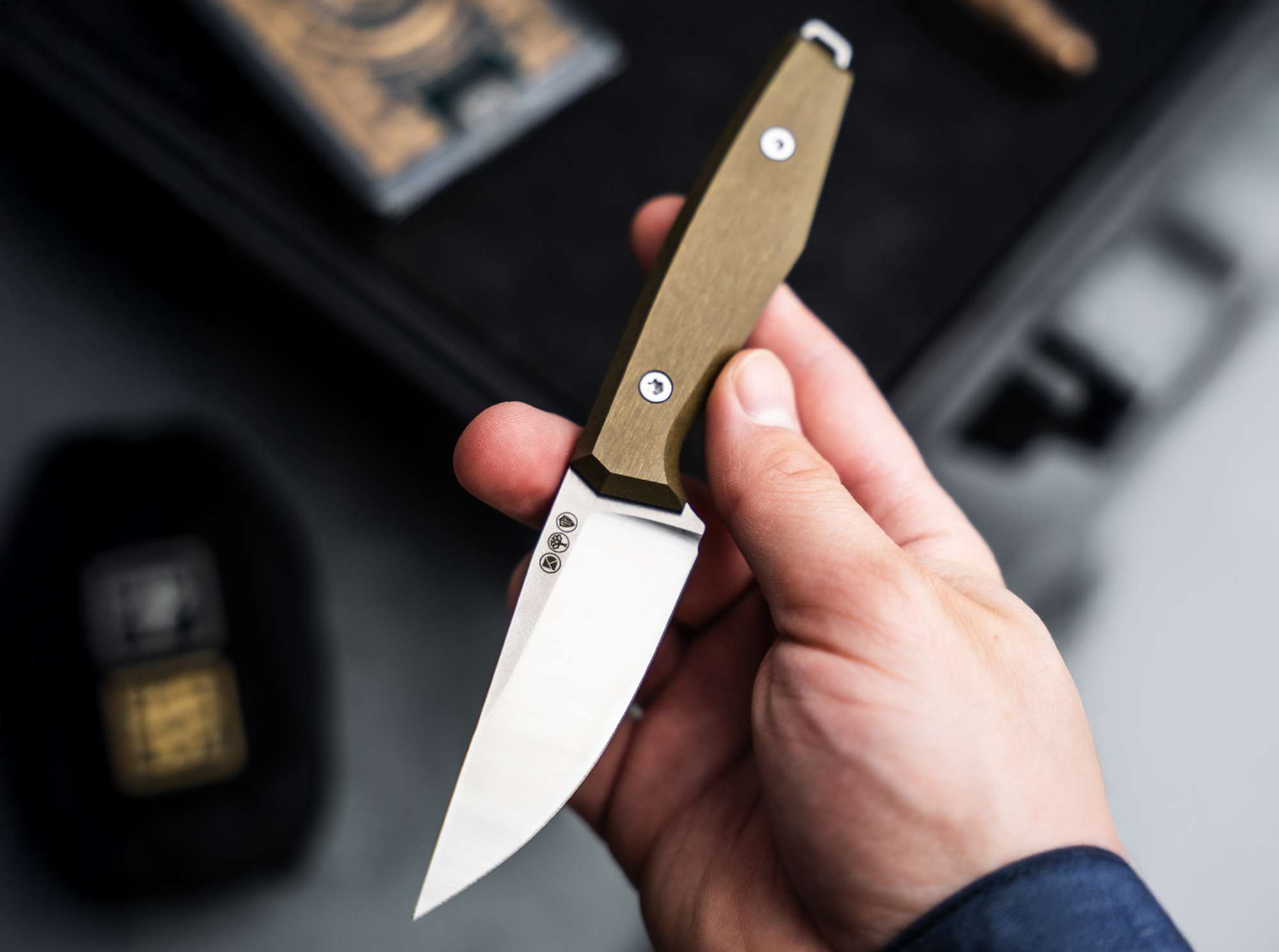 Cuțit Böker Daily Knives AK1 Droppoint MagnaCut Gold – Compact, Premium și Extrem de Performant