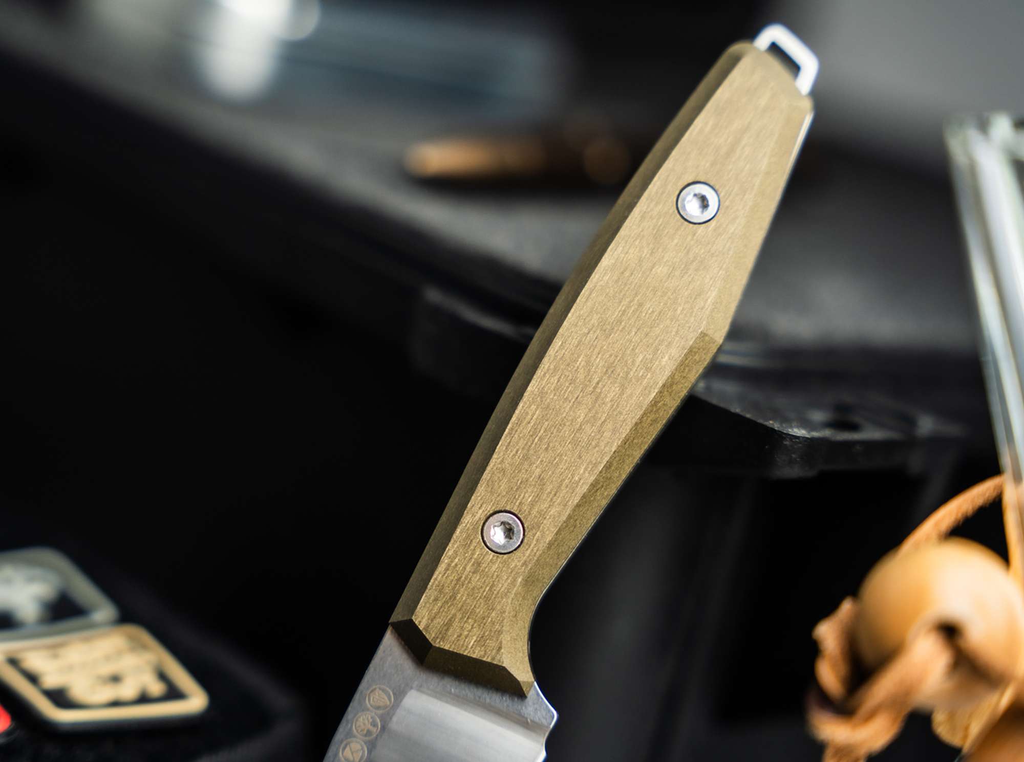 Cuțit Böker Daily Knives AK1 Droppoint MagnaCut Gold – Compact, Premium și Extrem de Performant