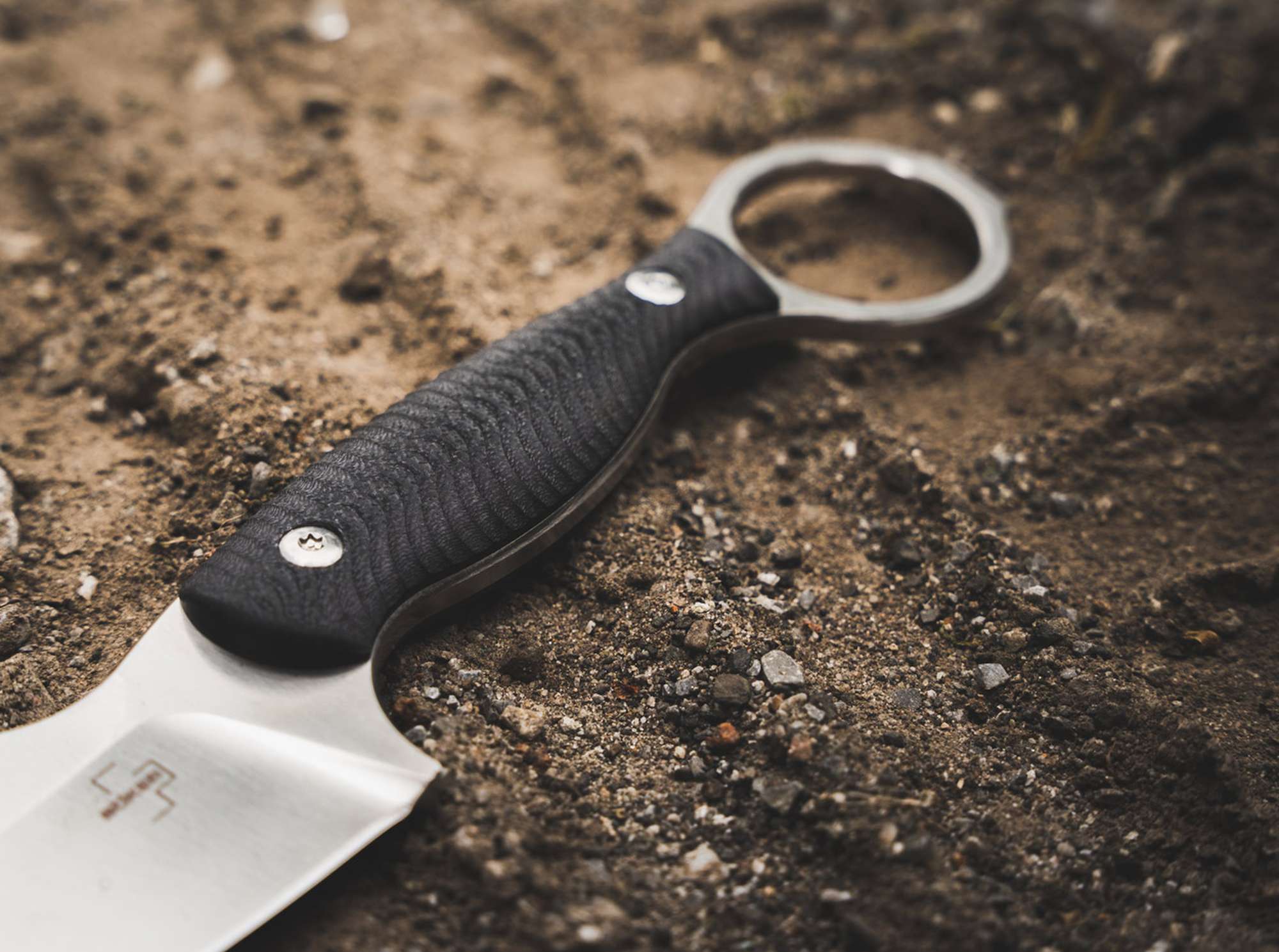 Cuțit Böker Plus Accomplice D2 – Tactic, Compact și Extrem de Robust