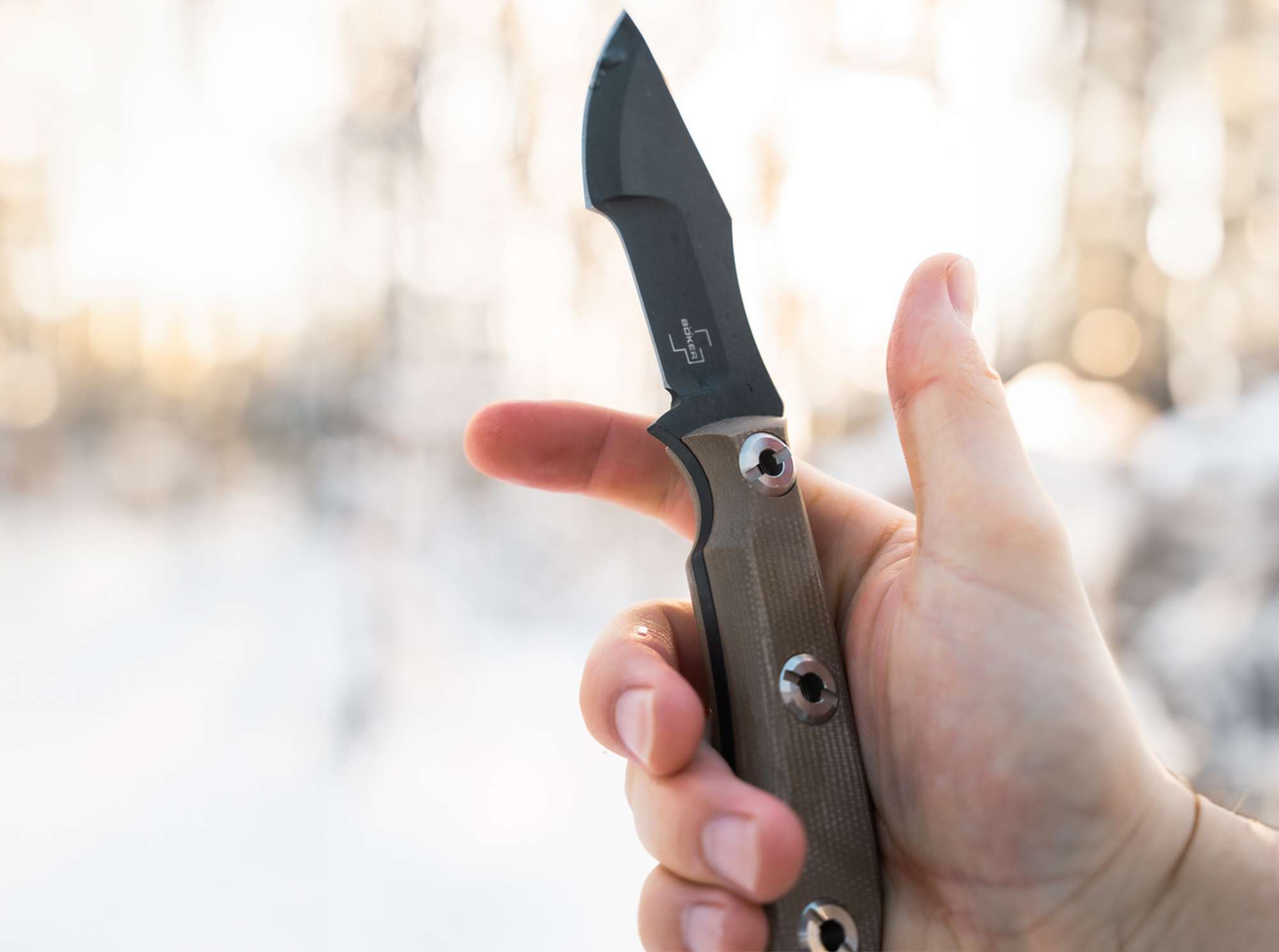 Cuțit Böker Plus Micro Tracker 2.0 – Compact, Brutal și Gândit pentru Supraviețuire