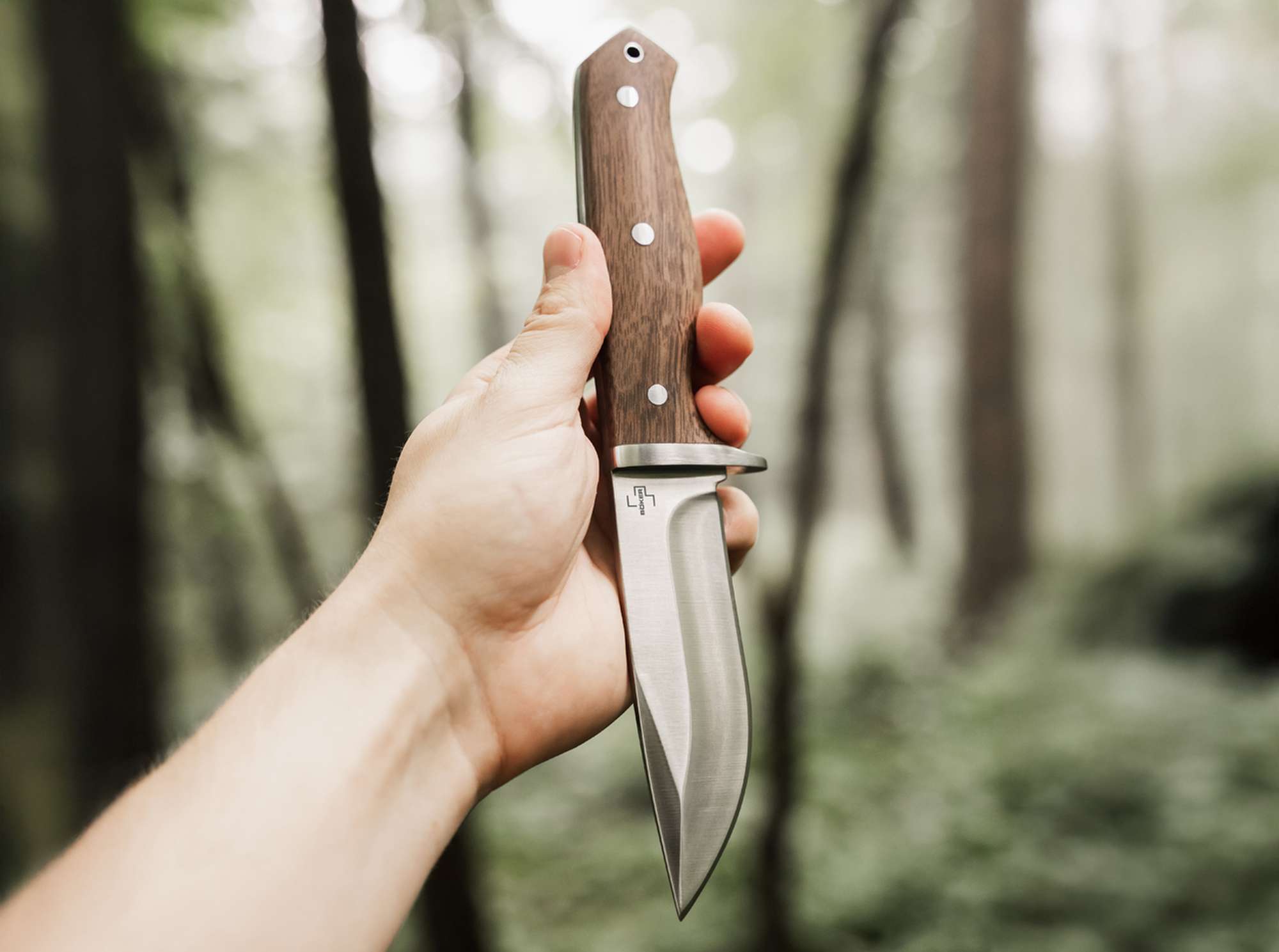 Cuțit Böker Plus Walnut Drop – Elegant, Robust și Pregătit pentru Outdoor