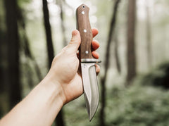 Cuțit Böker Plus Walnut Drop – Elegant, Robust și Pregătit pentru Outdoor