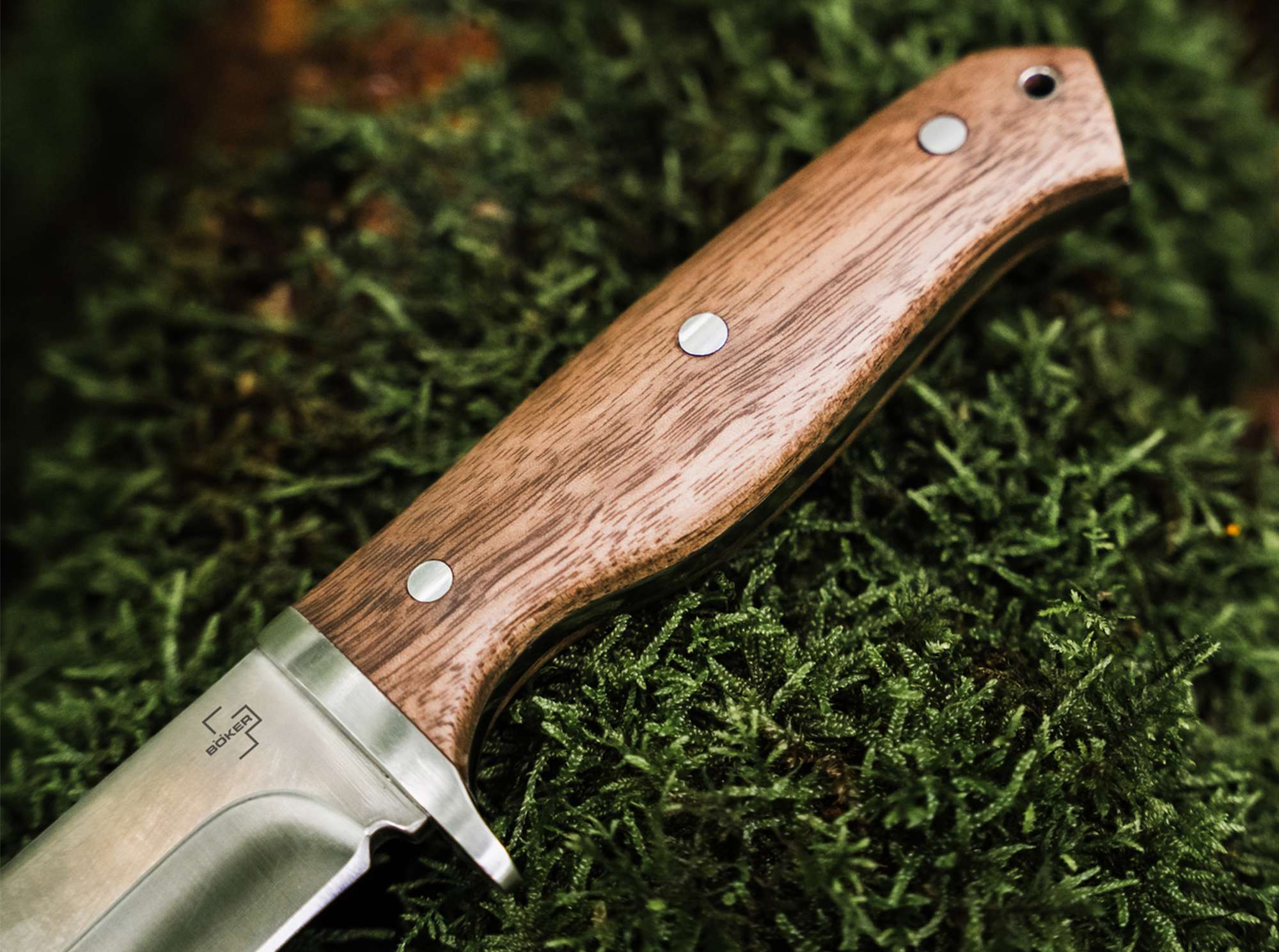 Cuțit Böker Plus Walnut Drop – Elegant, Robust și Pregătit pentru Outdoor
