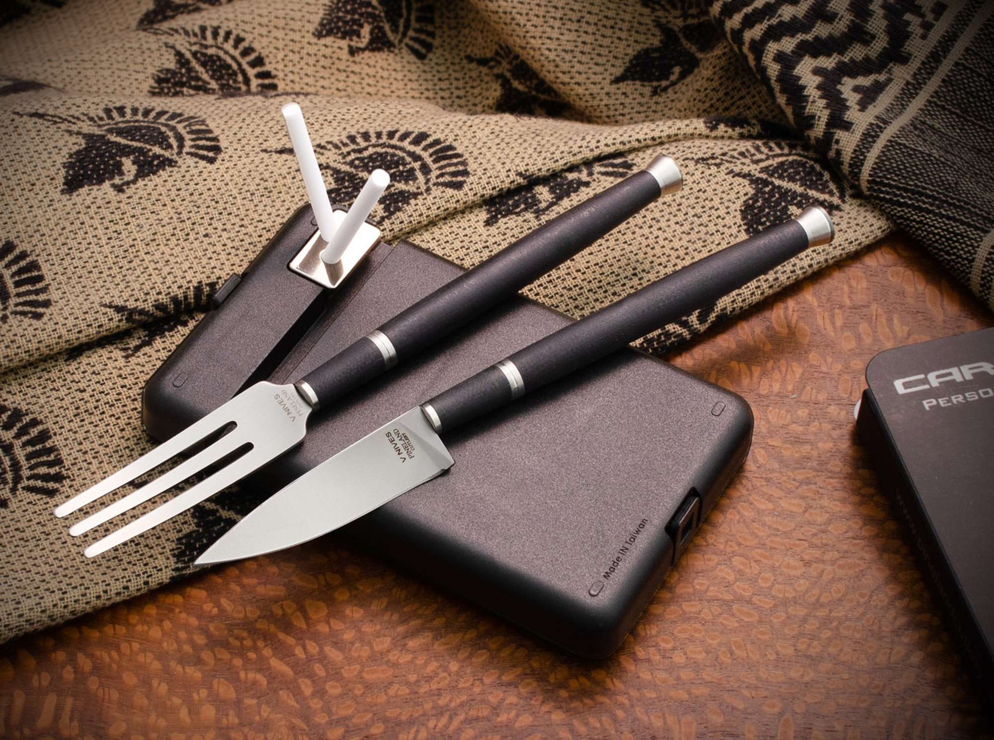 Cutit de bucatarie Spartan Blades Carnivore Dining Set G10 Black Pineland Cutlery, Inc- Manere G10, Otel VG-10