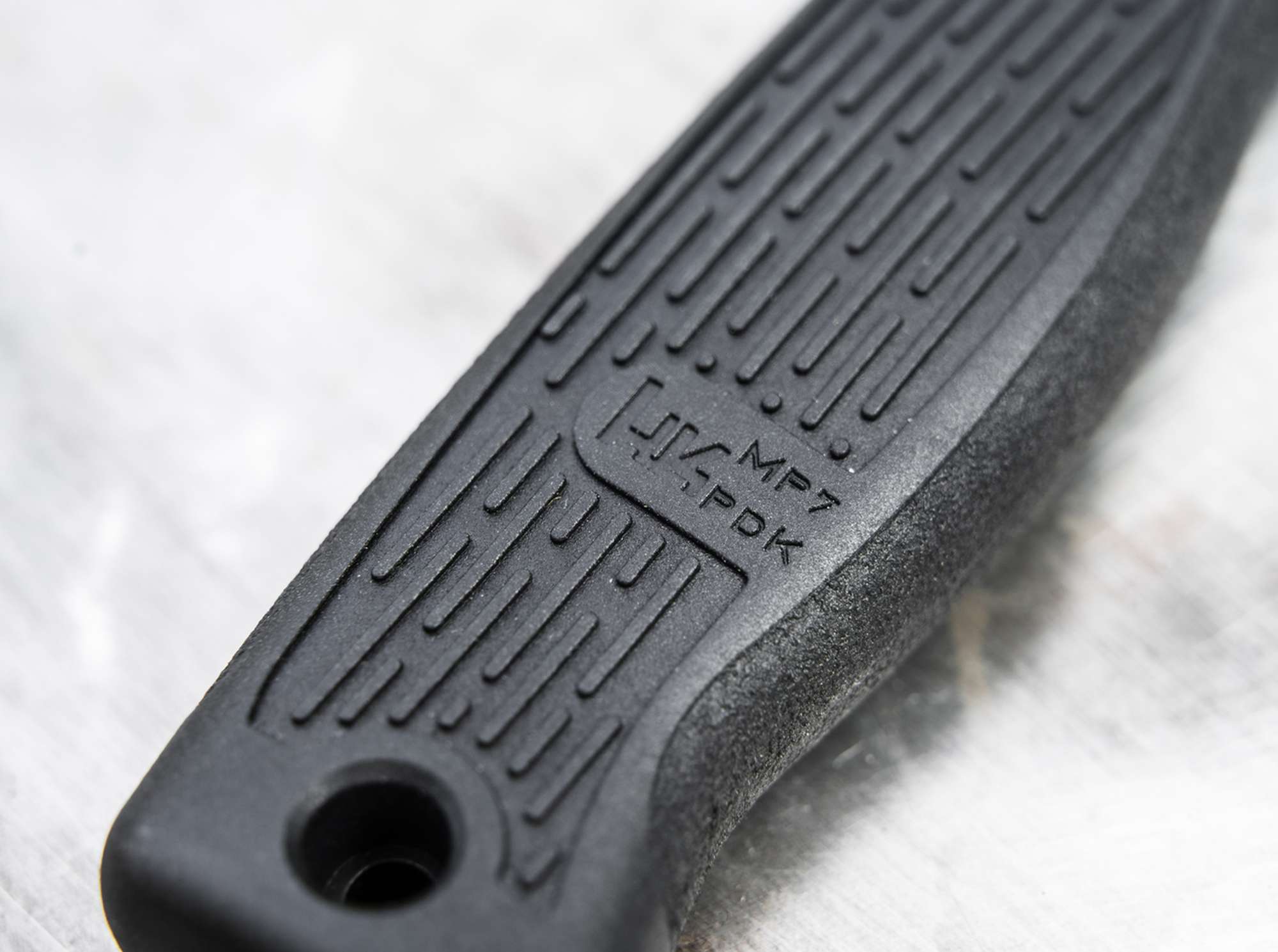 Cuțit Heckler & Koch MP7 Personal Duty Knife – Tactic, Robust și Pregătit pentru Orice