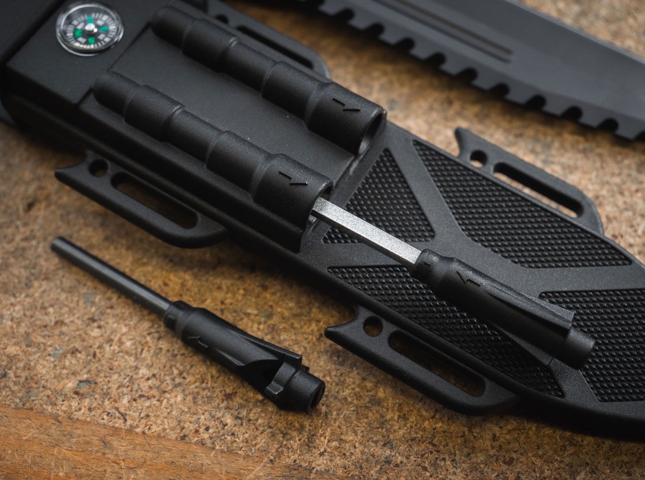 Cuțit Magnum M-Spec Survival Knife – Mare, Ușor și Gândit pentru Supraviețuire