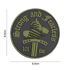 Embleem 3D PVC Strong and Fearless Groen - Afirmă-ți Identitatea Tactică