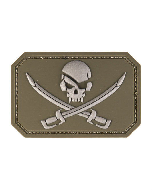 Emblemă Craniu cu Săbii 3D Mil-Tec – cu Velcro, PVC 5,5 x 8 cm, Oliv