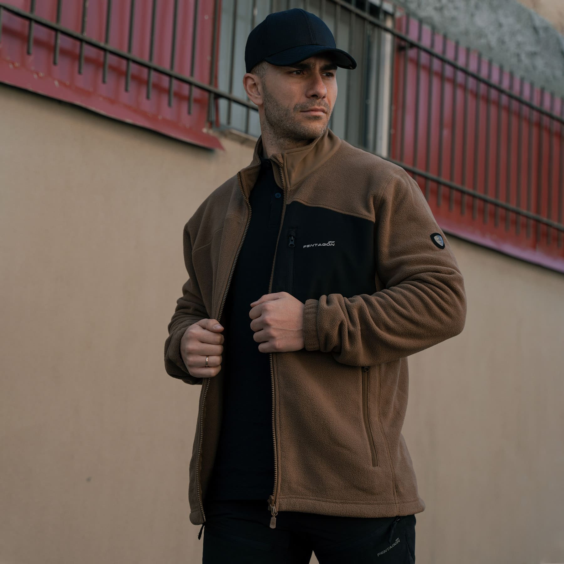 Geaca Athos 2.0 Men΄s Fleece Jacket Coyote Pentagon Tactical - Căldură, Confort și Adaptabilitate Tactică