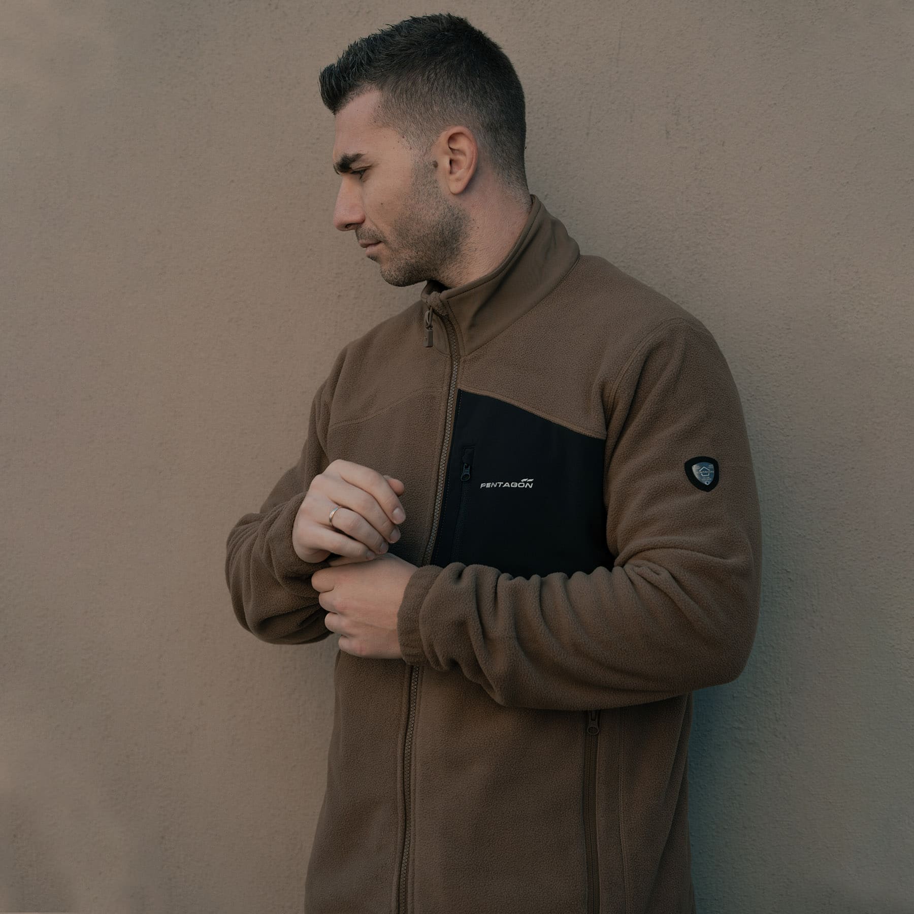 Geaca Athos 2.0 Men΄s Fleece Jacket Coyote Pentagon Tactical - Căldură, Confort și Adaptabilitate Tactică