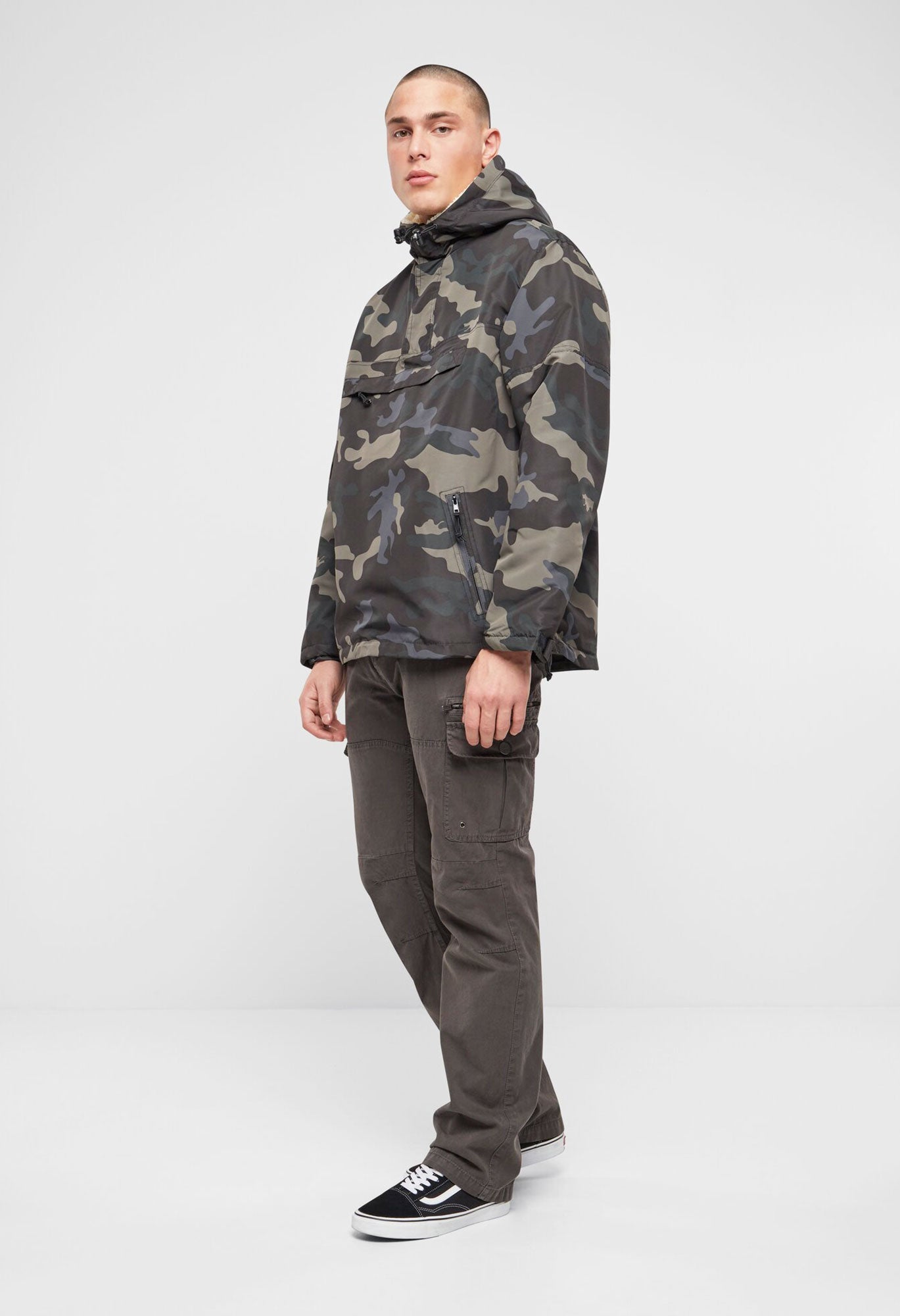 Geaca de Vant Sherpa Dark Camo Brandit - Protectie si Versatilitate