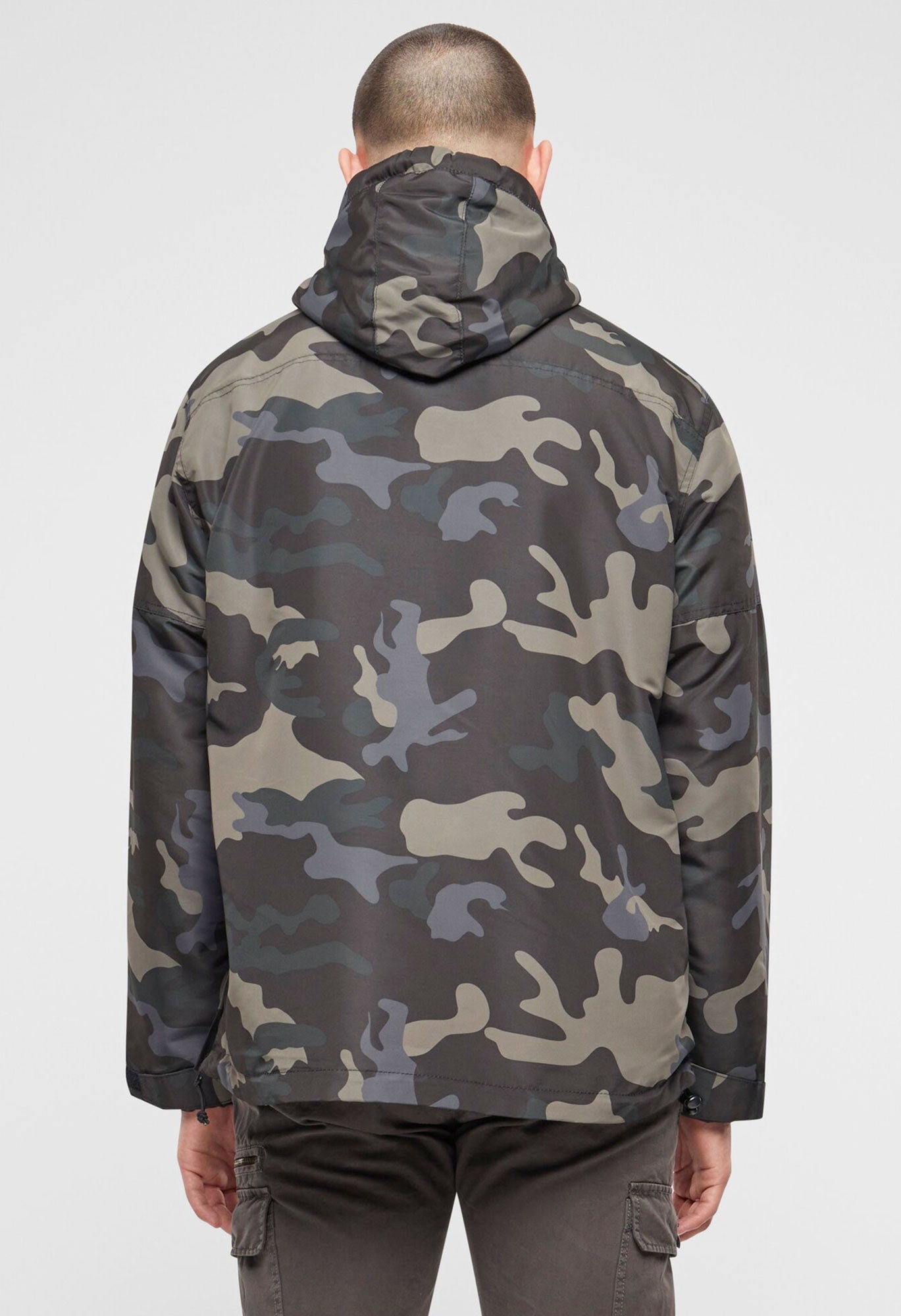 Geaca de Vant Sherpa Dark Camo Brandit - Protectie si Versatilitate