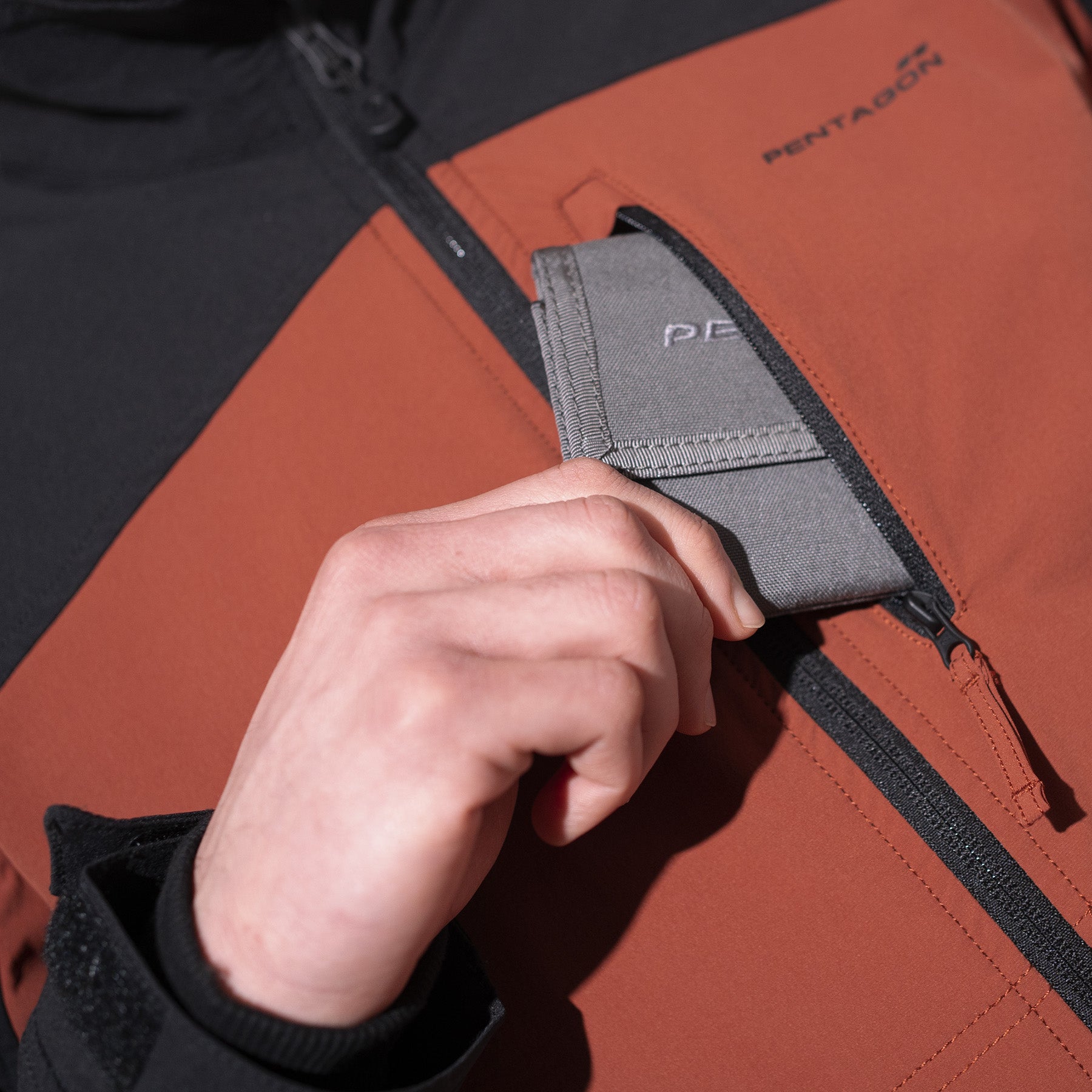 Geaca Elite Light Softshell Jacket Coyote Pentagon Tactical - Performanță Versatilă în orice Mediu
