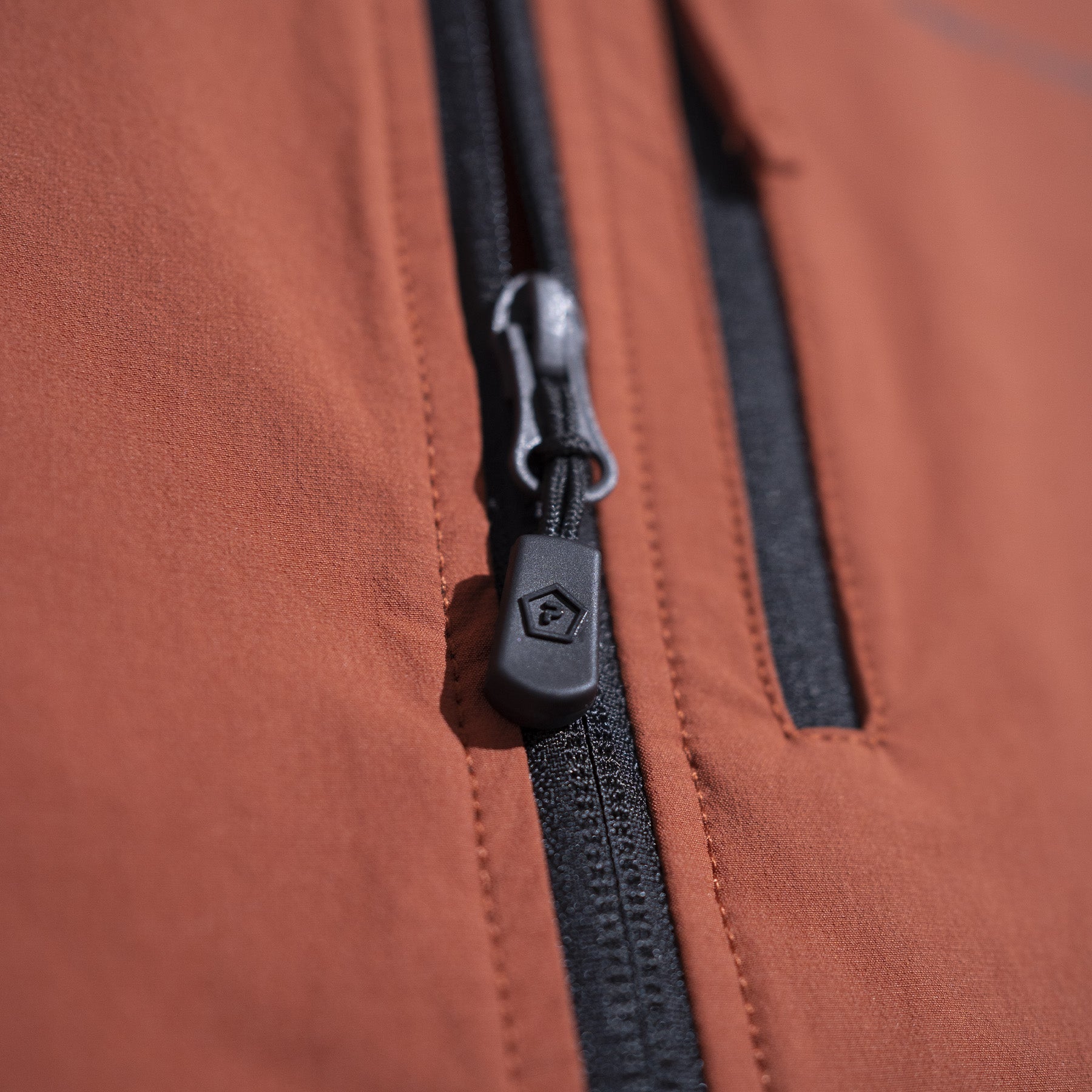 Geaca Elite Light Softshell Jacket Coyote Pentagon Tactical - Performanță Versatilă în orice Mediu