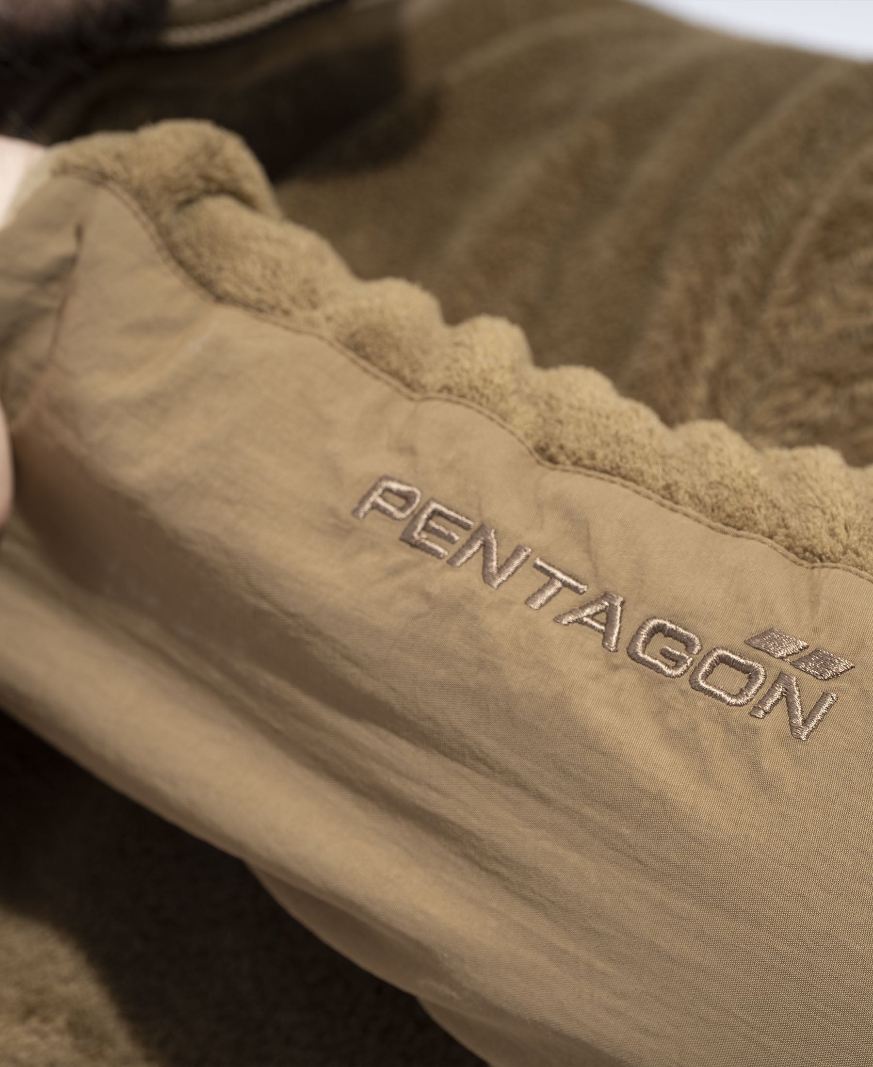 Geaca Grizzly 1/2 Jacket | Coyote Pentagon Tactical - Confort Termic Superior și Durabilitate