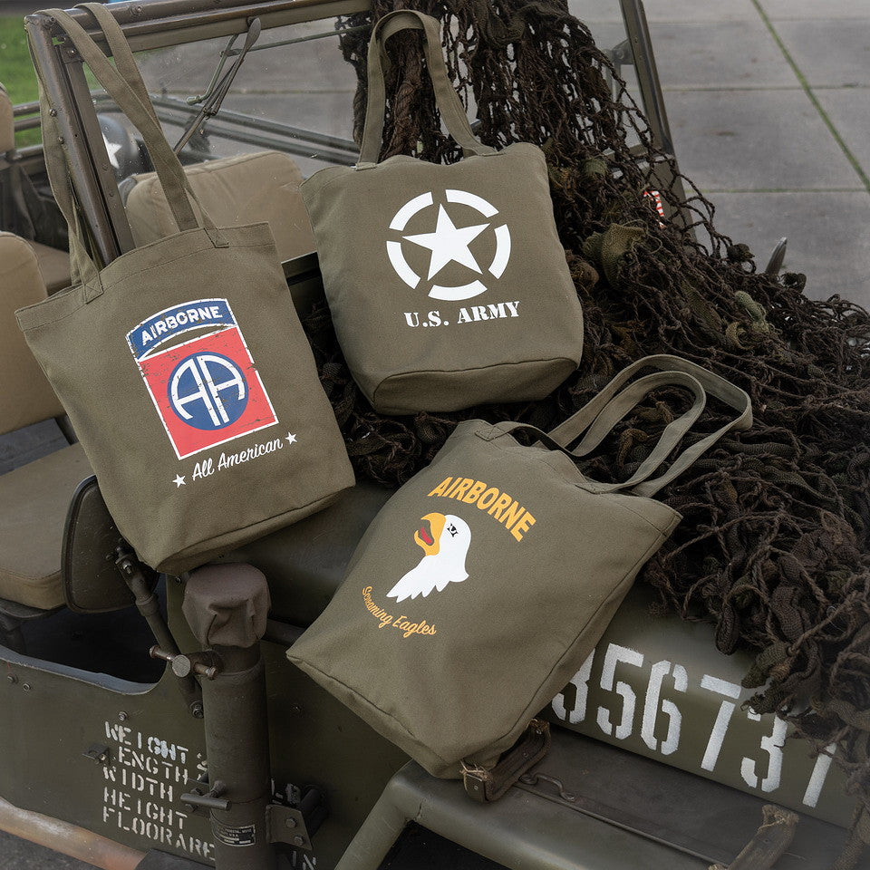 Geantă Canvas 82nd Airborne Division Verde - Rezistență, Stil și Versatilitate