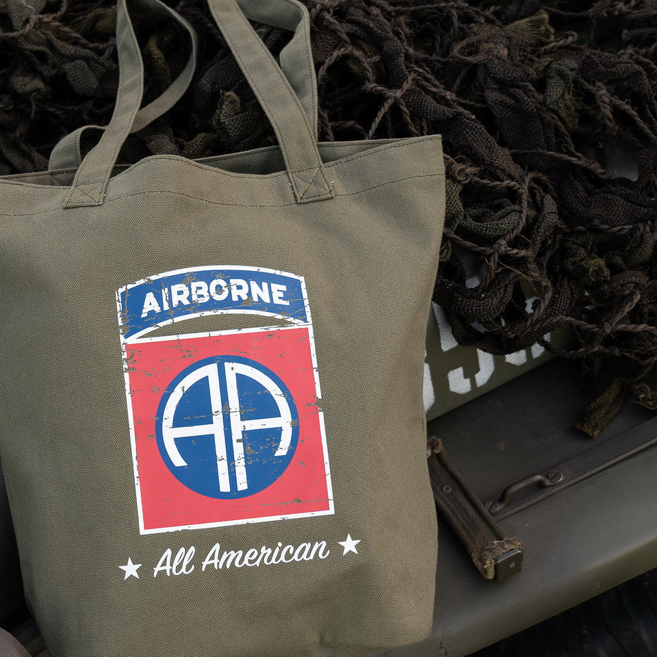 Geantă Canvas 82nd Airborne Division Verde - Rezistență, Stil și Versatilitate