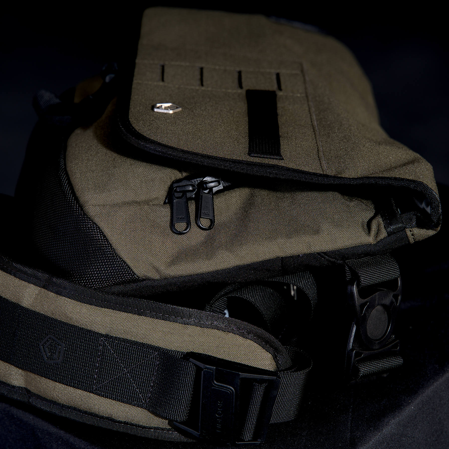 Geanta Consul Side Messenger Bag RAL7013 Pentagon Tactical - Securitate și Organizare Inteligentă în Mediul Urban