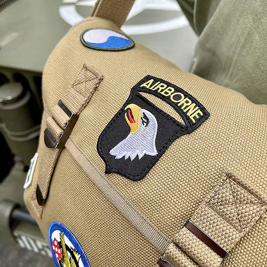 Geantă de Umăr Pukkel WWII Emblems Khaki - Stil Autentic și Durabilitate Militarã