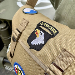 Geantă de Umăr Pukkel WWII Emblems Khaki - Stil Autentic și Durabilitate Militarã