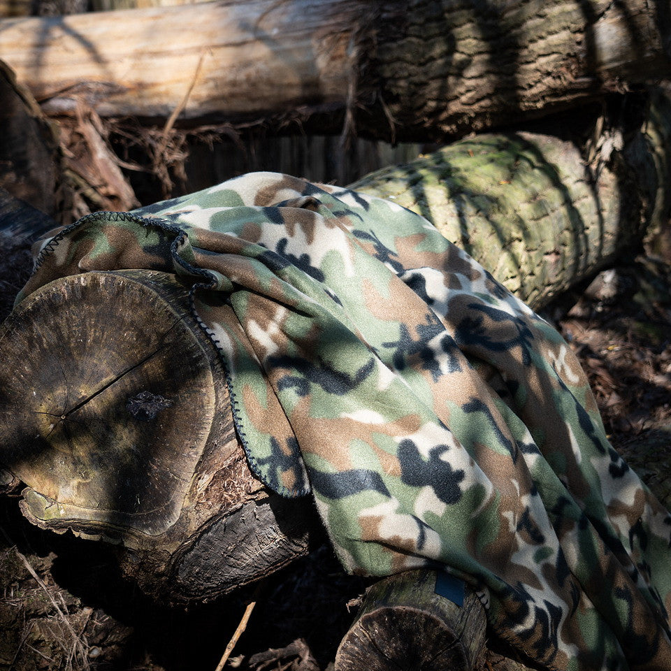 Pătură Fleece Camouflage Woodland - Căldură & Portabilitate Tactică