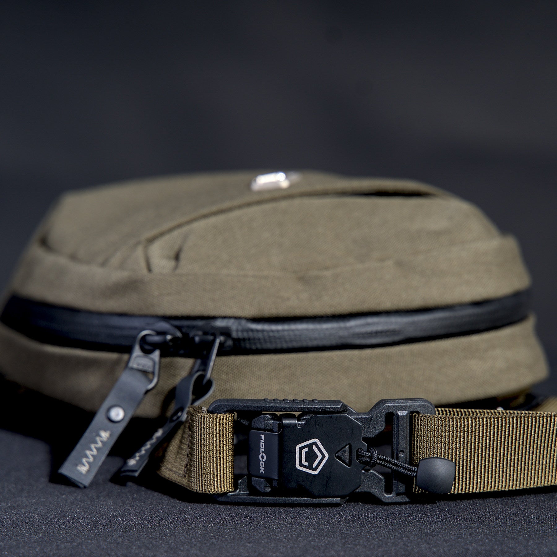 Produs Consul Vertical Sling Pouch RAL7013 Pentagon Tactical - Funcționalitate Tactică și Accesibilitate Urbană