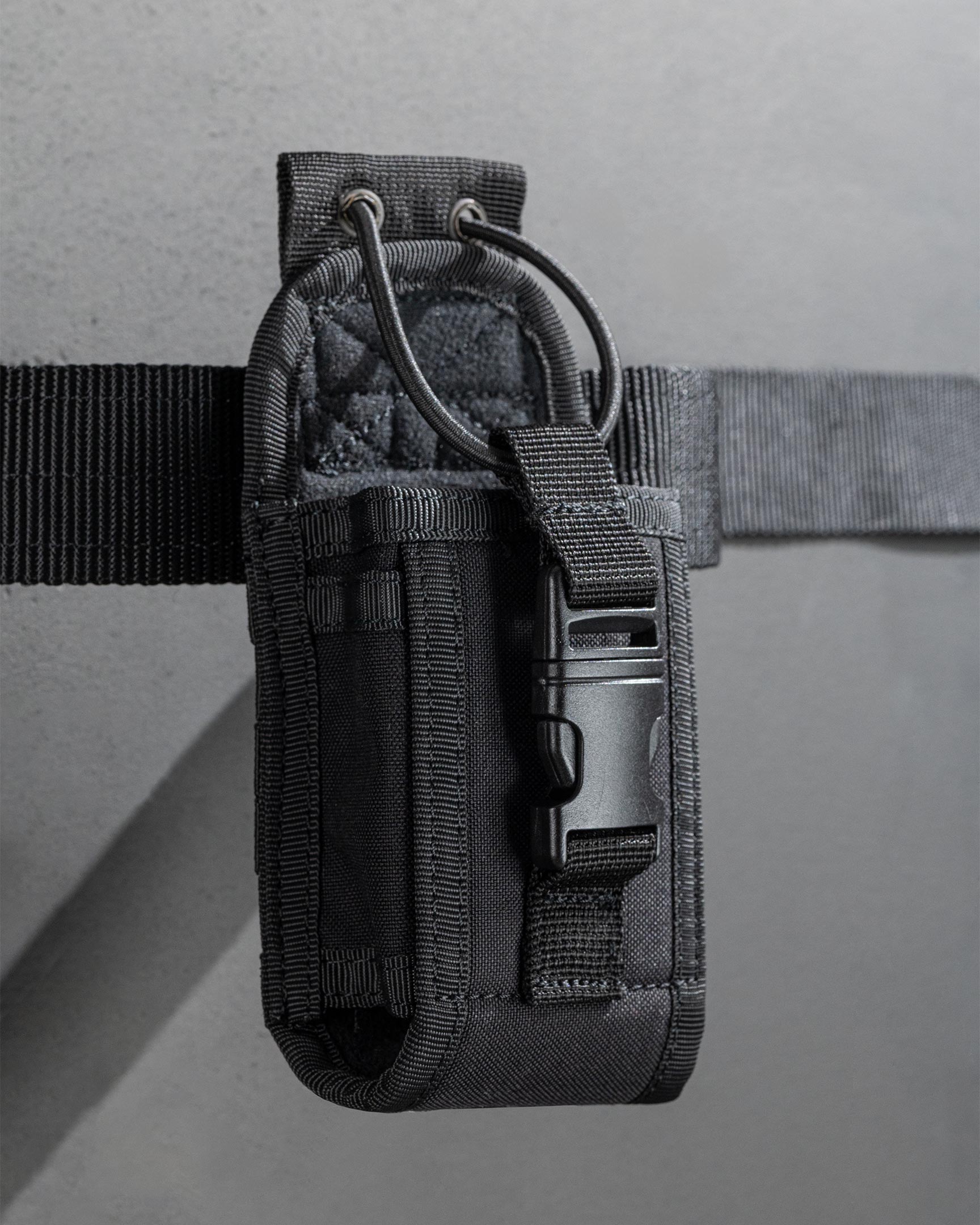 Produs Signal Radio Pouch Black Pentagon Tactical - Securitate și Acces Rapid în orice Misiune