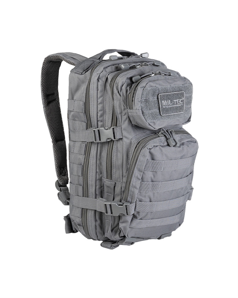 Rucsac Tactic Mil-Tec US Assault Small – vedere din față în unghi cu buzunare și chingi MOLLE