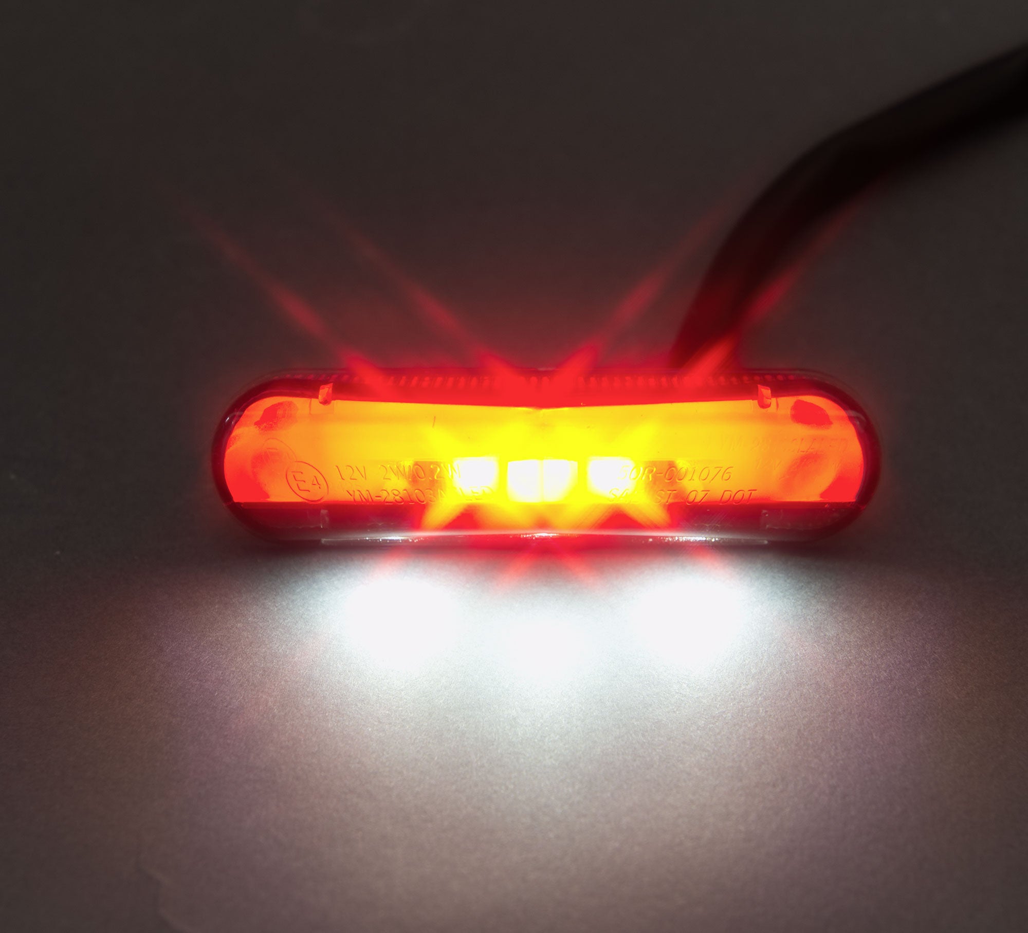 Stop LED Roșu Triunghiular Louis - Iluminare Placă Număr, E-aprobat