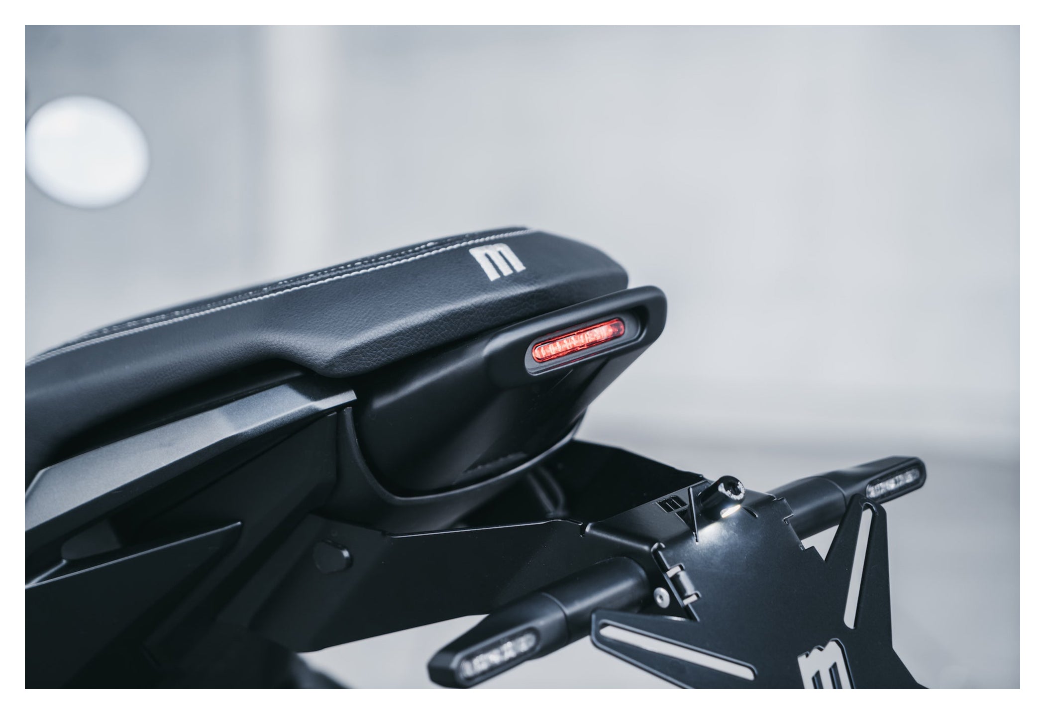 Stop Spate cu Semnalizare MOTOISM Heck CB650R - Design Clean LED