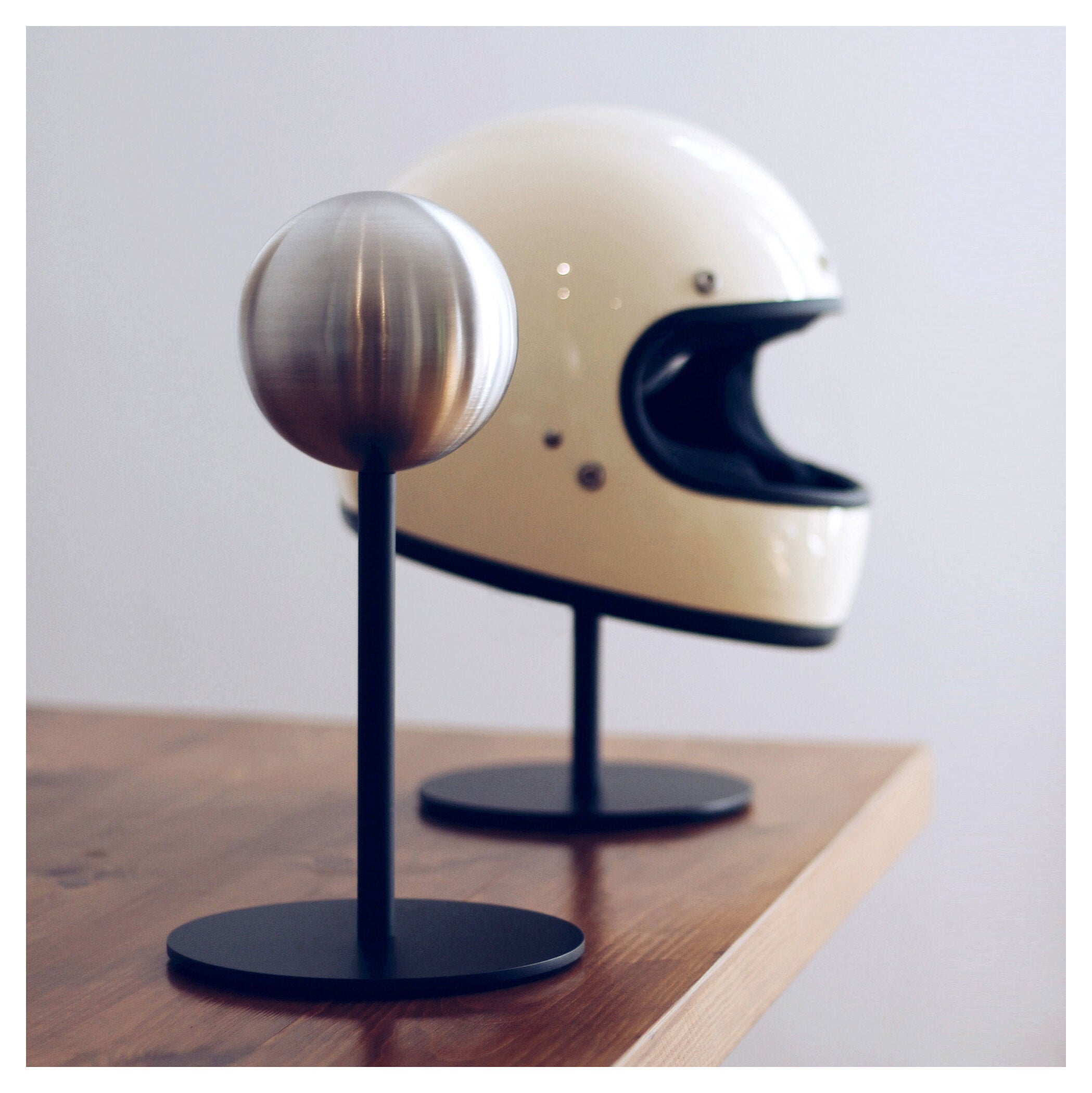 Suport Cască Halley - Design Elegant pentru Motocicliști