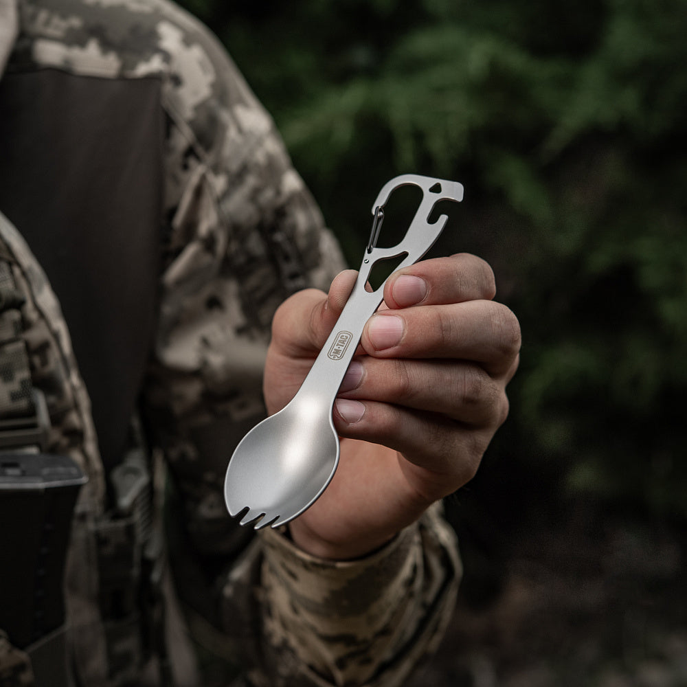 Tacâm Spork M-Tac cu Carabiner - Versatilitate Metalică